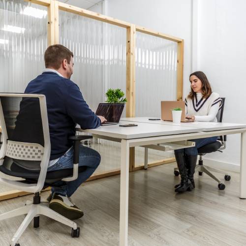 Sala semiprivada de coworking para reuniones y trabajo colaborativo